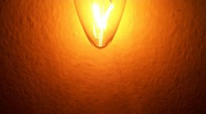 Immagine di una lampadina che illumina una parete